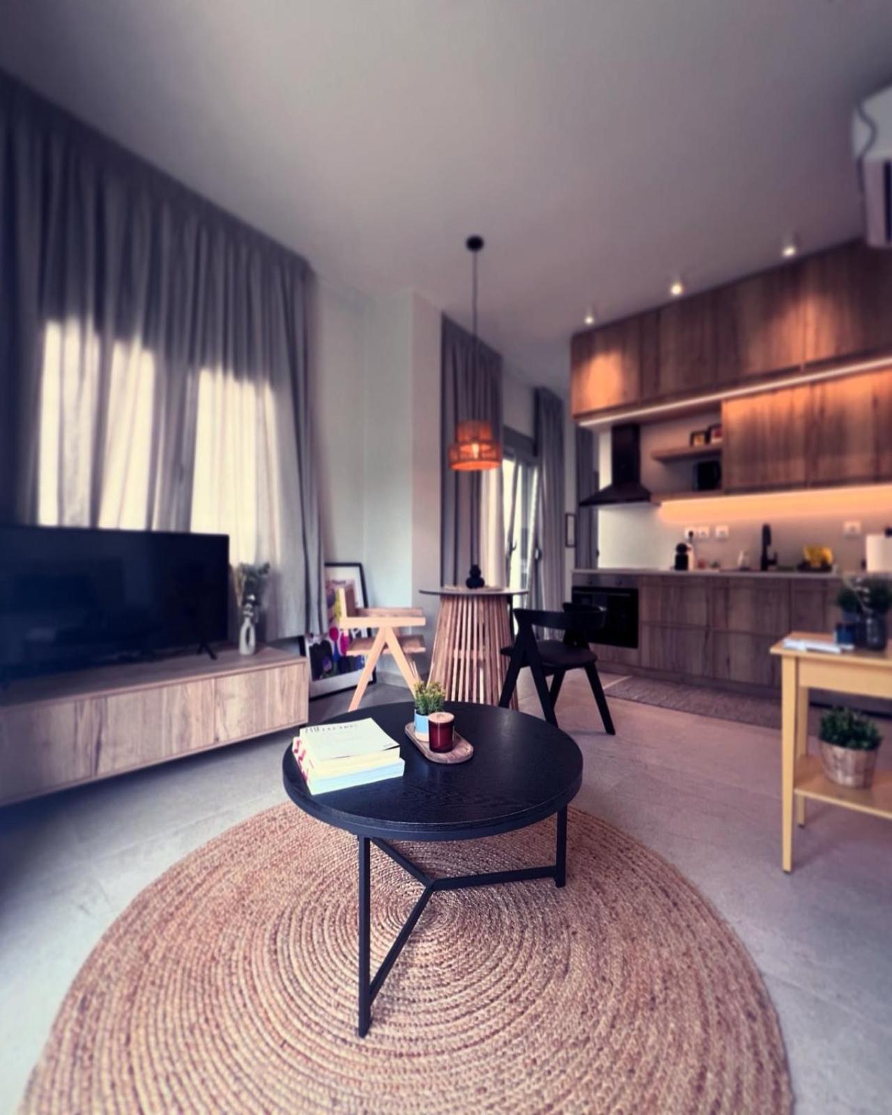 Luxurious Wooden Detail Flat In City Center Chalkís 外观 照片